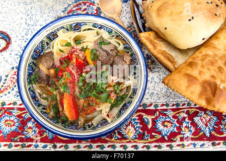 I piatti che utilizzano lamian sono di solito servite in un manzo o castrato insaporito zuppa tāngmiàn chiamato Foto Stock