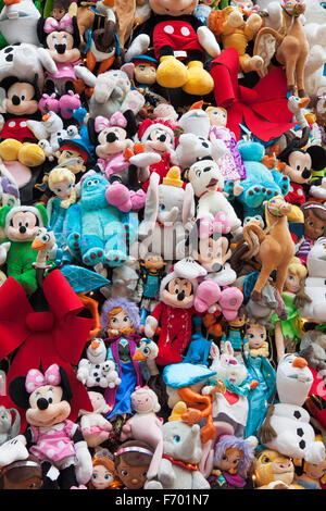 I personaggi Disney peluche che compongono il 2015 Disney albero di Natale a St Pancras International Station Foto Stock