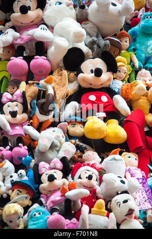 I personaggi Disney peluche che compongono il 2015 Disney albero di Natale a St Pancras International Station Foto Stock