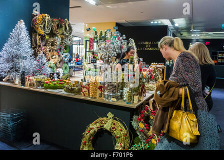 Parigi, Francia, Natale Deco, DIsplay Shopping, Magazzini francesi, "Le Bon Marché", donna fare ghirlande artigianale Foto Stock