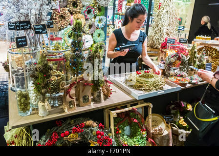 Parigi, Francia, Natale Deco, DIsplay Shopping, Magazzini francesi, "Le Bon Marché", donna fare ghirlande Foto Stock