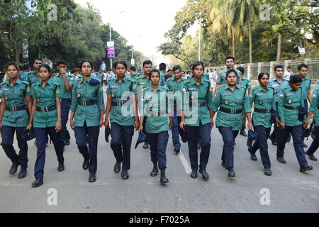 Dacca in Bangladesh. 22 Novembre, 2015. La polizia del Bangladesh a piedi vicino al secolare dove gli attivisti si sono riuniti per celebrare l'esecuzione del partito nazionalista del Bangladesh di leader di partito Salahuddin Quader Chowdhury e gruppo Jamaat-e-Islami Segretario generale Ali Ahsan Mohammad Mujahid a Dhaka su Nov.22, 2015. © Suvra Kanti Das/ZUMA filo/Alamy Live News Foto Stock