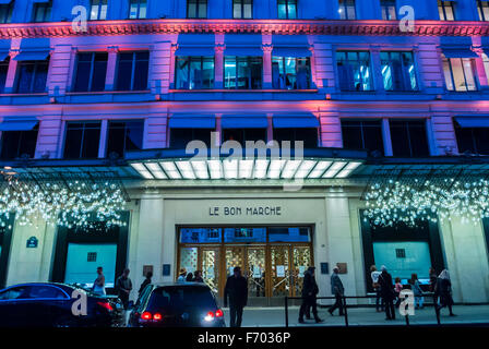 Parigi, Francia, People Christmas Shopping, grandi magazzini francesi, "le Bon Marché", fuori, godendo, luci sugli edifici, Street Scene at Dusk, 'au bon marche » notte Foto Stock