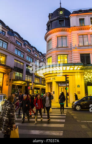 Parigi, Francia, People Christmas Shopping , grandi magazzini francesi, 'le Bon Marché', fuori, Lights on Buildings, scena di strada al tramonto, strade di Parigi, au bon marche, gente notte città luminosa parigi Foto Stock