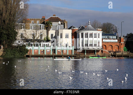 Hampton Court Bridge, Londra SW. 22 Novembre, 2015. Due uomini canoe paddle passato il Riverside Restaurant sulla fredda giornata di soli 6 gradi celsius con un cielo azzurro e sole splendente, accanto al Fiume Tamigi a Hampton Court ponte nella zona sud-ovest di Londra. Credito: Julia Gavin UK/Alamy Live News Foto Stock