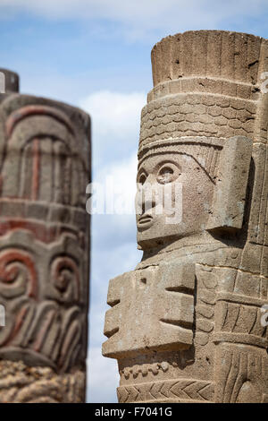 Dettaglio di un Atlante, ben conservati sculture Toltec che stanno in cima alla piramide principale a Tula, Messico. Foto Stock