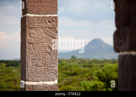 Rilievo su una colonna vicino alla famosa atlanti scolpiti sulla sommità della piramide principale presso le rovine di Toltec di Tula, Messico. Foto Stock