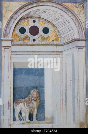 Facciata decorativa della Scuola Grande di San Marco a Campo Santi Giovanni e Paolo Venezia Veneto Italia Europa Foto Stock