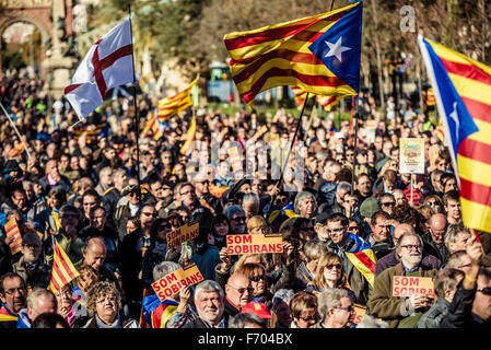 Barcellona, Spagna. 22 Novembre, 2015. "Estelada' onda bandiere nel vento come i catalani rally la rivendicazione l unità di pro-indipendenza parti nel parlamento catalano di voto regno un governo catalano e per l'indipendenza dalla Spagna di Barcellona il Parc Ciutadella Credito: matthi/Alamy Live News Foto Stock