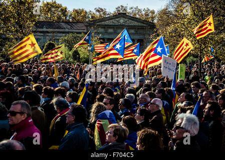 Barcellona, Spagna. 22 Novembre, 2015. "Estelada' onda bandiere nel vento come i catalani rally la rivendicazione l unità di pro-indipendenza parti nel parlamento catalano di voto regno un governo catalano e per l'indipendenza dalla Spagna di Barcellona il Parc Ciutadella Credito: matthi/Alamy Live News Foto Stock