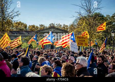 Barcellona, Spagna. 22 Novembre, 2015. "Estelada' onda bandiere nel vento come i catalani rally la rivendicazione l unità di pro-indipendenza parti nel parlamento catalano di voto regno un governo catalano e per l'indipendenza dalla Spagna di Barcellona il Parc Ciutadella Credito: matthi/Alamy Live News Foto Stock
