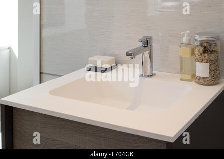 Pulito e moderno bagno lavabo Foto Stock