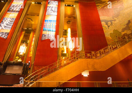 Vista della scala e pareti decorate in modo elaborato alla storica della Radio City Music Hall di New York City Foto Stock