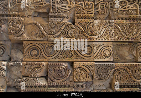 Pareti scolpite di Qutub Minar complesso, Delhi, India Foto Stock