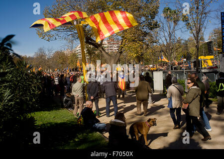Barcellona, Spagna. 22 Novembre, 2015. In questa soleggiata Domenica Catalano bandiere sono visti a Ciutadella Park di Barcellona, in Spagna il 22 novembre, 2015. Più di tremila persone si sono riunite nel Parc de la Ciutadella a Barcellona che esigono un accordo tra le due parti independentist in parlamento catalano (Junts Pel Si e tazza). L'incapacità ad eleggere un presidente per il parlamento catalano ha bloccato il processo di indipendenza. Credito: Jordi Boixareu/Alamy Live News Foto Stock