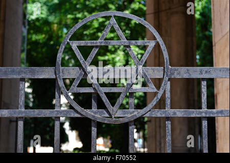 Star David simbolo sulla ringhiera al di fuori della Grande Sinagoga di Budapest, Ungheria. Foto Stock