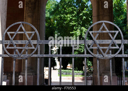 Star David simbolo sulla ringhiera al di fuori della Grande Sinagoga di Budapest, Ungheria. Foto Stock
