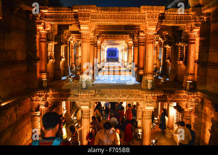 Ahmedabad, India. Xxi Nov, 2015. I suoni di tabla, santoor e kartal fusi senza problemi con tastiera, chitarra e new-age percussion come arte patrimonio si è riunito nelle vicinanze del xv secolo stepwell in Adalaj sabato sera. Credito: NISARGMEDIA/Alamy Live News Foto Stock