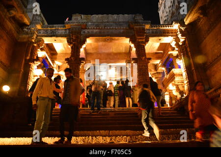 Ahmedabad, India, XXI Nov, 2015. I suoni di tabla, santoor e kartal fusi senza problemi con tastiera, chitarra e new-age percussion come arte patrimonio si è riunito nelle vicinanze del xv secolo stepwell in Adalaj sabato sera. Credito: NISARGMEDIA/Alamy Live News Foto Stock