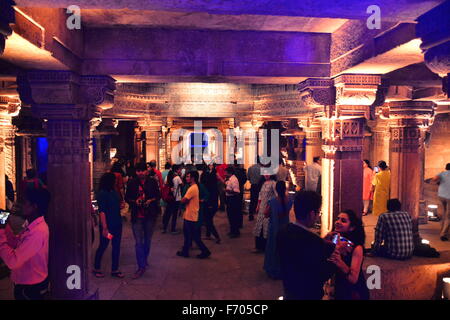 Ahmedabad, India, XXI Nov, 2015. I suoni di tabla, santoor e kartal fusi senza problemi con tastiera, chitarra e new-age percussion come arte patrimonio si è riunito nelle vicinanze del xv secolo stepwell in Adalaj sabato sera. Credito: NISARGMEDIA/Alamy Live News Foto Stock