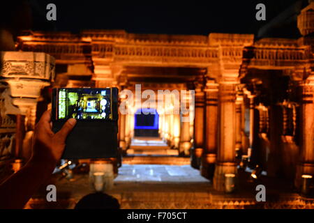 Ahmedabad, India, XXI Nov, 2015. I suoni di tabla, santoor e kartal fusi senza problemi con tastiera, chitarra e new-age percussion come arte patrimonio si è riunito nelle vicinanze del xv secolo stepwell in Adalaj sabato sera. Credito: NISARGMEDIA/Alamy Live News Foto Stock