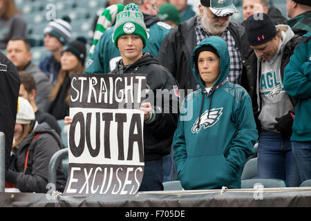 Philadelphia, Pennsylvania, USA. 22 Novembre, 2015. Philadelphia Eagles ventole con un segno "'diritto Outta scuse'' durante il gioco di NFL tra il Tampa Bay Buccaneers e Philadelphia Eagles al Lincoln Financial Field di Philadelphia, Pennsylvania. Christopher Szagola/CSM/Alamy Live News Foto Stock