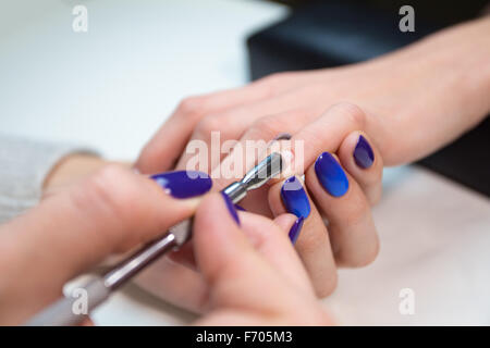 Donna nel salone di ricezione di manicure da estetista Foto Stock