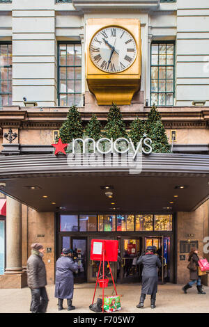 Qui illustrato è una vista di Macy's Herald Square nel centro cittadino di Manhattan con le persone e l'Esercito della Salvezza volontario visibile. Foto Stock