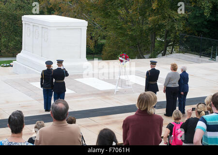 Cerimonia presso la tomba del Milite Ignoto, il Cimitero Nazionale di Arlington, la Contea di Arlington, Virginia, Stati Uniti d'America Foto Stock