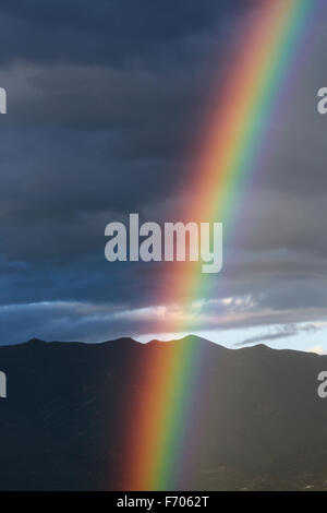 Oak View, California, USA, 1 marzo 2015, piena rainbow sulla tempesta di pioggia in Ojai Valley Foto Stock