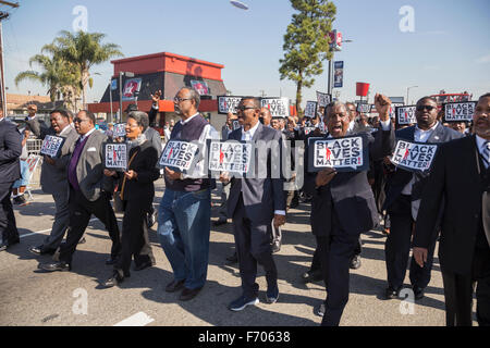 Los Angeles, California, Stati Uniti d'America, 19 gennaio 2015 il trentesimo annuale di Martin Luther King Jr. unito parata del giorno, uomini tenere segni "nero vive questione' Foto Stock