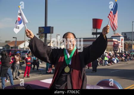 Los Angeles, California, Stati Uniti d'America, 19 gennaio 2015 il trentesimo annuale di Martin Luther King Jr. unito parata del giorno, coreano American trattiene le bandiere Foto Stock