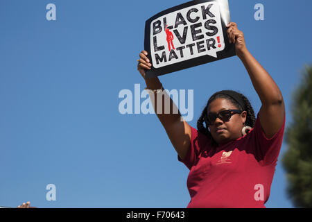 Los Angeles, California, Stati Uniti d'America, 19 gennaio 2015 il trentesimo annuale di Martin Luther King Jr. unito parata del giorno, nero vive questione segno Foto Stock