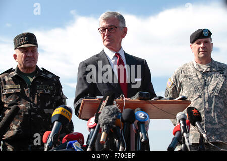 Segretario dell'esercito americano John McHugh, centro, indirizzi dei media nel corso di una conferenza stampa a 2014 NATO Rapid Trident Training media giorno. A sinistra è ucraino forze di terra comandante tenente generale Anotoliy Pushnakov, sinistra e esercito degli Stati Uniti Ltg Federico 'Ben' Hodges. Foto Stock