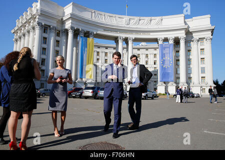 I giornalisti si riuniscono per per una conferenza stampa del segretario stampa del ministro degli Affari Esteri, centro di Kiev, in Ucraina, prima i ministri viaggio in Canada, gli Stati Uniti e le Nazioni Unite. (Foto di Jeremy Hogan) Foto Stock