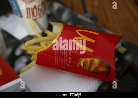 Grandi le patatine fritte al McDonald's vicino alla stazione dei treni di Kiev, in Ucraina. Il ristorante, un segno di influenza da ovest, e gli Stati Uniti, è occupato per la maggior parte del tempo. Foto Stock