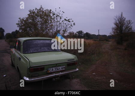 Bandiera ucraino appeso fuori dalla finestra della Unione Sovietica effettuate auto nel Centro Est dell' Ucraina . 2014 Foto Stock