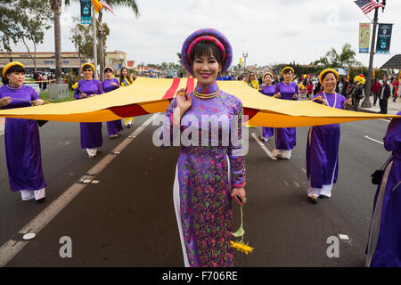 Orange County, City of Westminster, nel sud della California, Stati Uniti d'America, 21 febbraio 2015, Little Saigon, Vitenamese-American comunità, TET Parade Tet festeggia il nuovo anno lunare, donne marzo in parata con S bandiera vietnamita Foto Stock