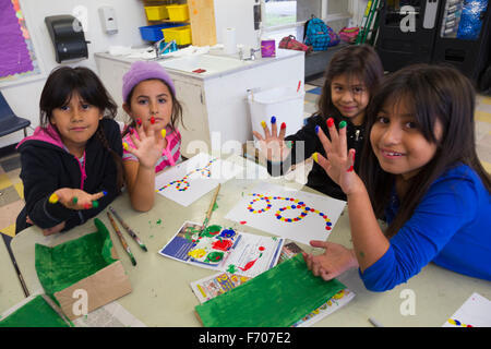 Oak View, California, Stati Uniti d'America, 15 dicembre bambini facendo pittura dito dopo la scuola Foto Stock