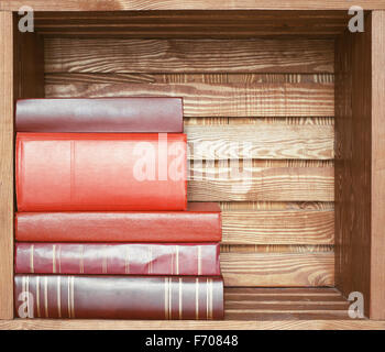 Libri sullo scaffale di legno Foto Stock