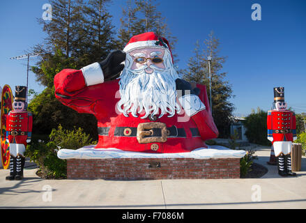 Santa Monica, California, Stati Uniti d'America 5/2/2015, Route 66 segno e fotografo Joe Sohm a Santa Monica Pier, fine della famosa Route 66 autostrada da Chicago Foto Stock