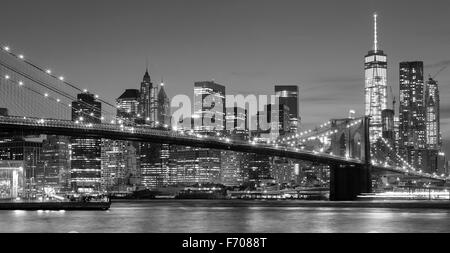 In bianco e nero sul fronte mare a Manhattan di notte, la città di New York, Stati Uniti d'America. Foto Stock
