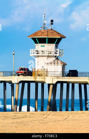 Huntington Beach torre di avvistamento sul molo storico durante una giornata luminosa e assolata. Foto Stock