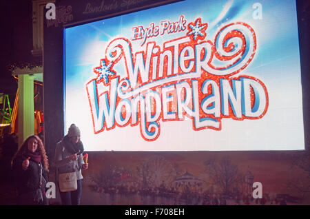 Londra, UK, 22 novembre 2015 il Hyde Park Winter Wonderland aperto su una fredda domenica pomeriggio. Aperto dal 20/11/2015 al 3 gennaio 2016 è stato ampliato e sarà in una sezione parallela al Park Lane. Credito: JOHNNY ARMSTEAD/Alamy Live News Foto Stock