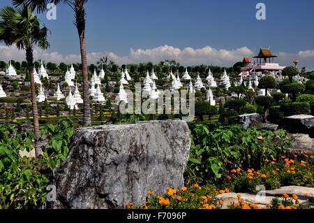 Pattaya Thailandia: Visualizzazione pavilion si affaccia su righe di piccoli e bianchi chedis che ne adornano le terrazze al Nong Nooch giardino alla francese Foto Stock