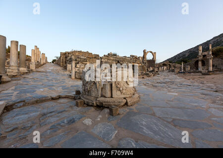 Domiziano Square e Curetes street in Efeso, antica città greca sulla costa della Ionia, Foto Stock