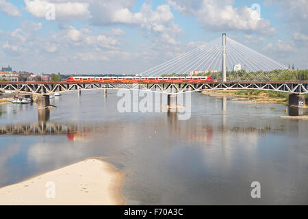 Il treno attraversa un ponte ferroviario oltre il fiume Vistola a Varsavia, Polonia Foto Stock