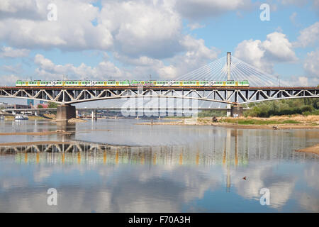 Il treno attraversa un ponte ferroviario oltre il fiume Vistola a Varsavia, Polonia Foto Stock