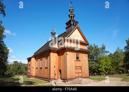 Il Museo della Campagna Mazovian in Sierpc, Polonia. In legno del XVIII secolo la chiesa si trasferì a Sierpc nel 2007 da Drazdzewo. Foto Stock