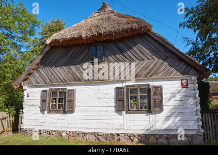 Il Museo della Campagna Mazovian in Sierpc, Polonia. In legno antico casale contadino con tetto di paglia. Foto Stock